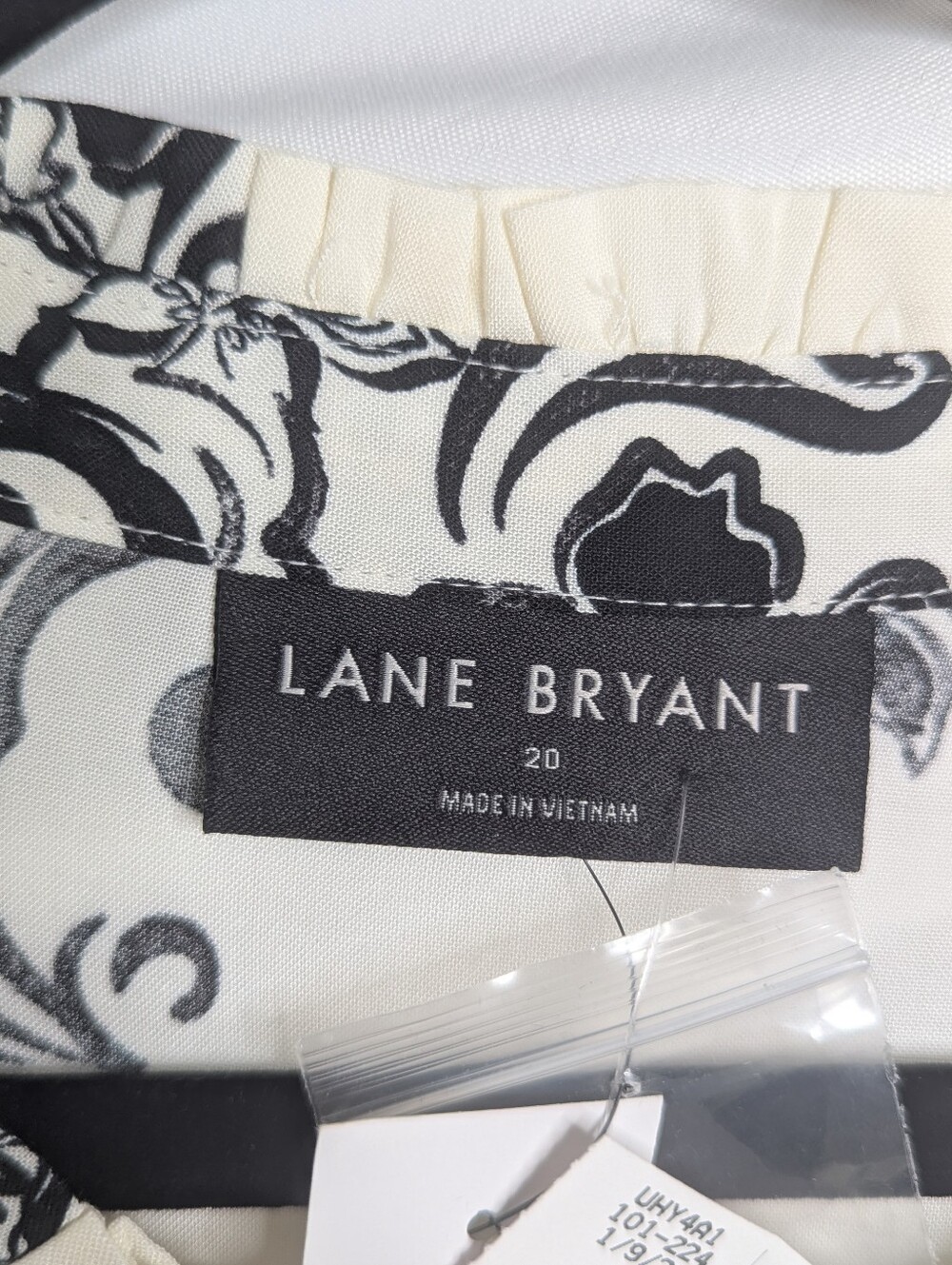 Lane Bryant Size 20 Ivory Black Floral Smocked Rayon Peasant Blouse NWT - Picture 3 of 6